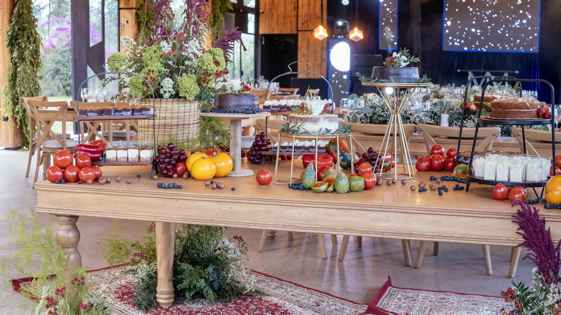Mesa de degustación con frutas, tortas y postres en un salón de eventos de Rionegro, Antioquia.